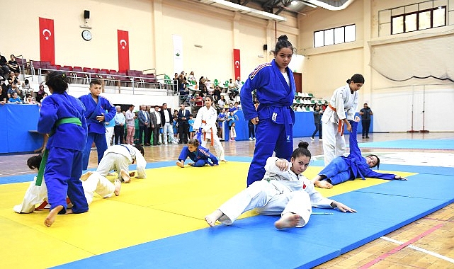 Başkan Aydın, genç judo ve taekwondoculara sertifikalarını verdi