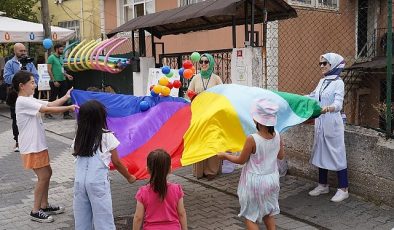 Üsküdar Belediye Başkanı Sinem Dedetaş “Gezgin Oyun Parkı" etkinliklerinin ilkini Çengelköy Huzurtepe Sokak'ta başlattı